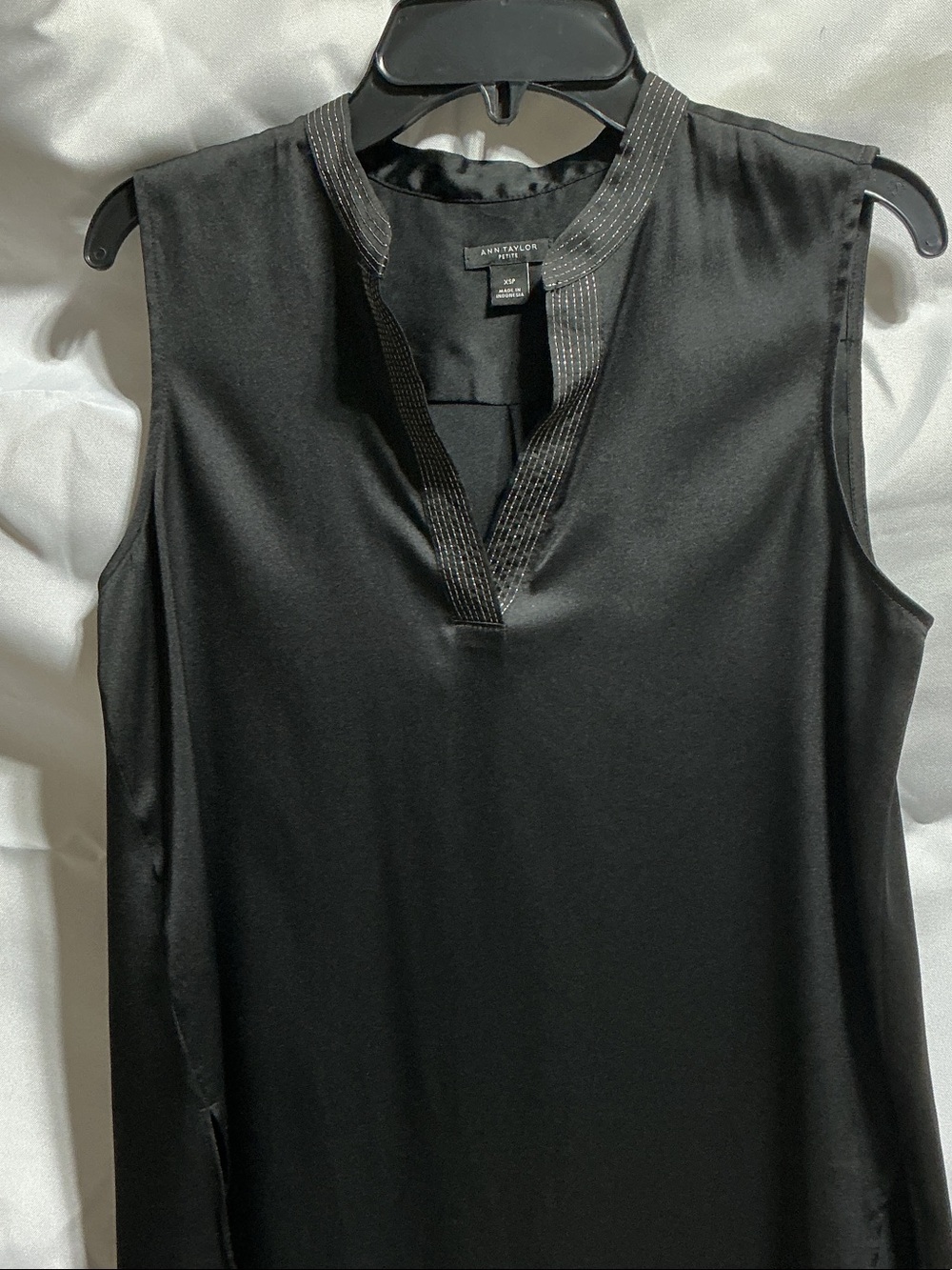 Ann Taylor XSP Black Sleeveless V-NECK BLOUSE TOP GOLD ACCENT COLLAR STITCH